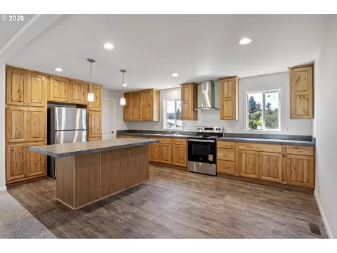 Kitchen - 200 Hedrick Creek Ave, Drain, OR 97435 photo 3 of 6