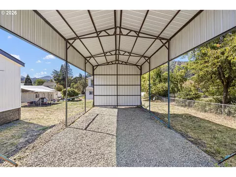 Exterior - 200 Hedrick Creek Ave, Drain, OR 97435 photo 5 of 6