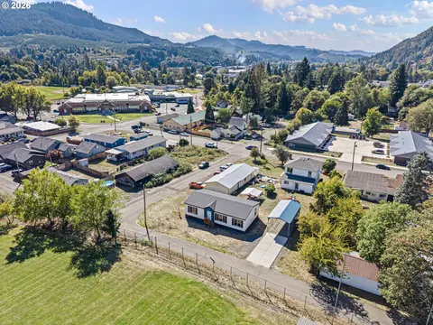 View/Area - 200 Hedrick Creek Ave, Drain, OR 97435 photo 6 of 7