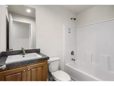 Bath - 200 Hedrick Creek Ave, Drain, OR 97435 photo 3 of 3