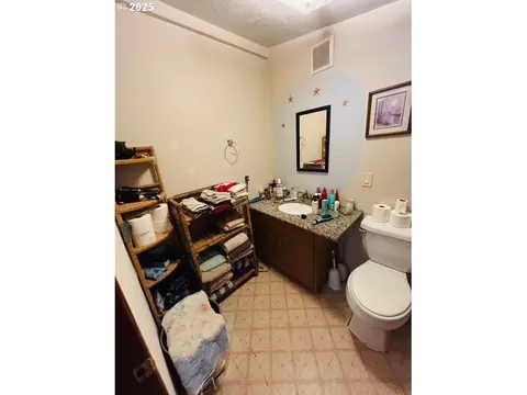 Bath - 52205 Lechner Ln, La Pine, OR 97739 photo 1 of 2