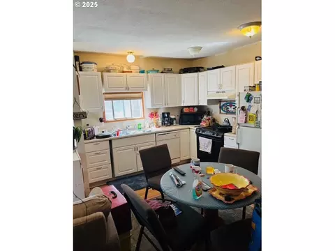 Kitchen - 52205 Lechner Ln, La Pine, OR 97739 photo 1 of 2