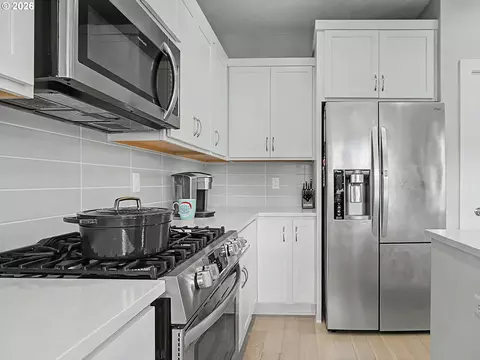 Kitchen - 37984 Juniper St, Sandy, OR 97055 photo 4 of 5