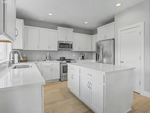 Kitchen - 37984 Juniper St, Sandy, OR 97055 photo 5 of 5