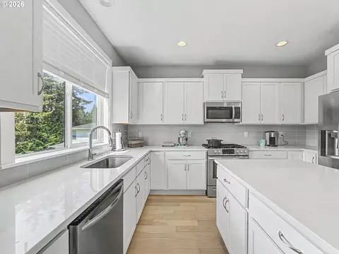 Kitchen - 37984 Juniper St, Sandy, OR 97055 photo 2 of 5
