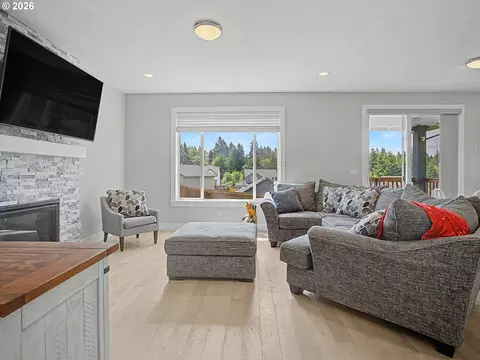 Living - 37984 Juniper St, Sandy, OR 97055 photo 3 of 3