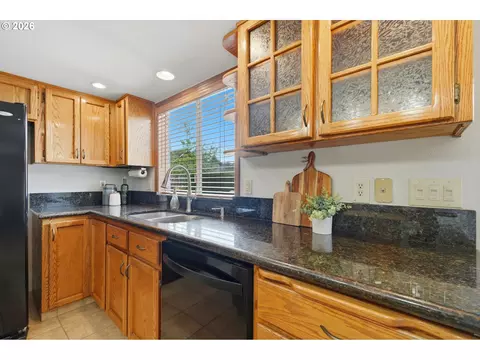 Kitchen - 3200 SW 24th St, Gresham, OR 97080 photo 4 of 6