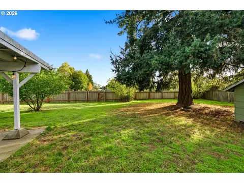 Exterior - 4488 Knoop Ave, Eugene, OR 97402 photo 9 of 10