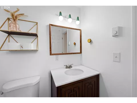 Bath - 4488 Knoop Ave, Eugene, OR 97402 photo 5 of 5