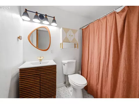 Bath - 4488 Knoop Ave, Eugene, OR 97402 photo 2 of 5