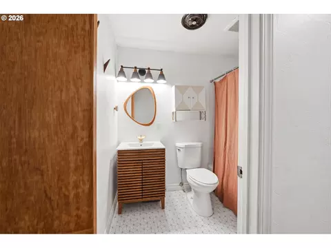Bath - 4488 Knoop Ave, Eugene, OR 97402 photo 1 of 5