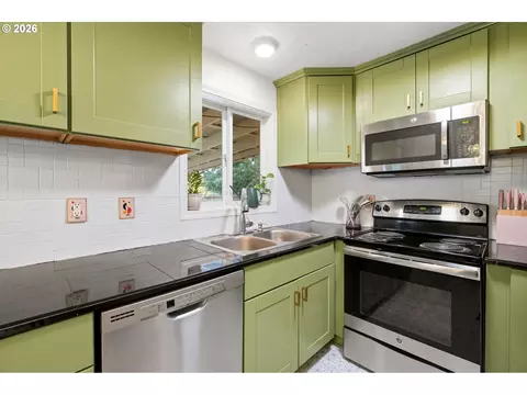 Kitchen - 4488 Knoop Ave, Eugene, OR 97402 photo 3 of 3