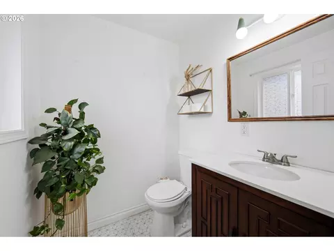Bath - 4488 Knoop Ave, Eugene, OR 97402 photo 4 of 5