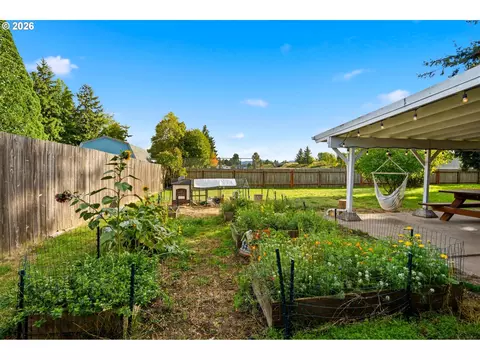 Exterior - 4488 Knoop Ave, Eugene, OR 97402 photo 5 of 10