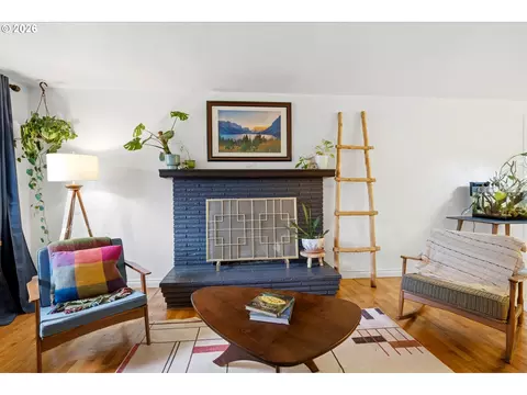 Living - 4488 Knoop Ave, Eugene, OR 97402 photo 3 of 6