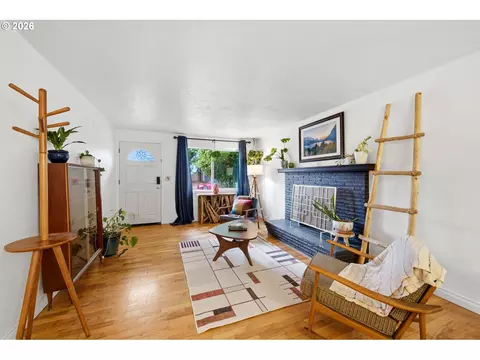 Living - 4488 Knoop Ave, Eugene, OR 97402 photo 2 of 6