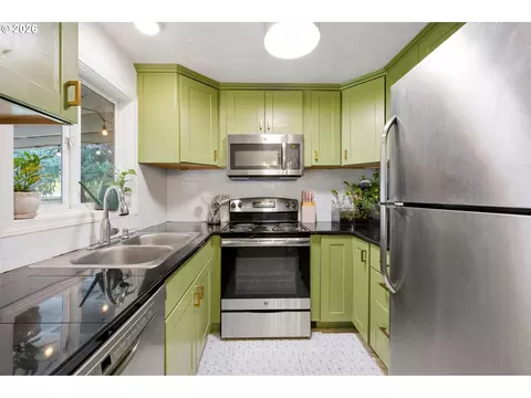 Kitchen - 4488 Knoop Ave, Eugene, OR 97402 photo 2 of 3