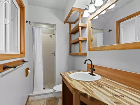 Bath - 34603 SE Jarl Rd, Boring, OR 97009 photo 1 of 4