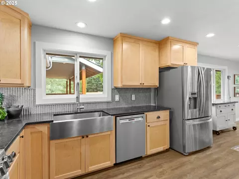 Kitchen - 34603 SE Jarl Rd, Boring, OR 97009 photo 3 of 6