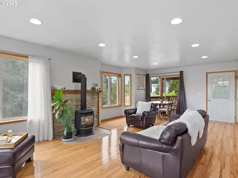 Living - 34603 SE Jarl Rd, Boring, OR 97009 photo 4 of 6