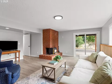 Living - 34603 SE Jarl Rd, Boring, OR 97009 photo 3 of 6