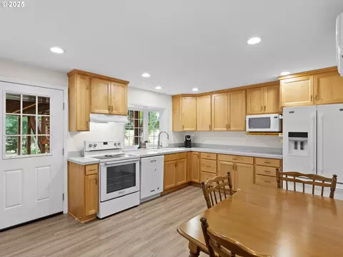 Kitchen - 34603 SE Jarl Rd, Boring, OR 97009 photo 5 of 6