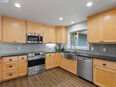 Kitchen - 34603 SE Jarl Rd, Boring, OR 97009 photo 2 of 6