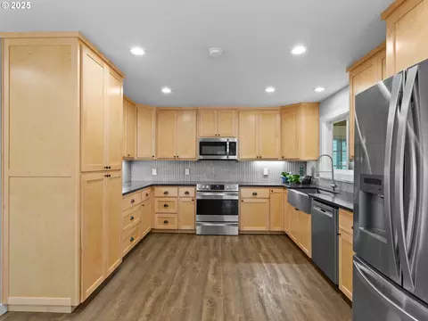 Kitchen - 34603 SE Jarl Rd, Boring, OR 97009 photo 4 of 6