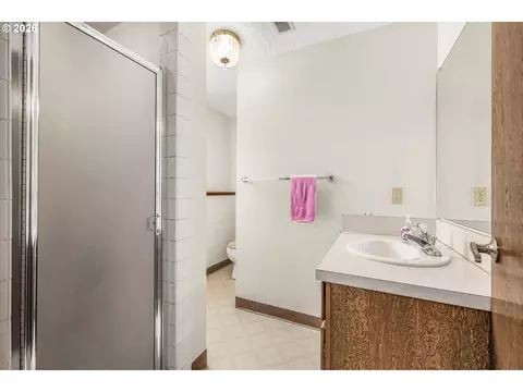 Bath - 2755 SW Angeline Ct, Gresham, OR 97080 photo 3 of 3