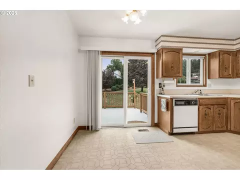 Kitchen - 2755 SW Angeline Ct, Gresham, OR 97080 photo 4 of 5
