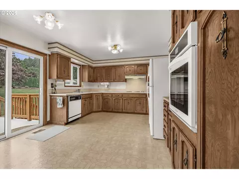 Kitchen - 2755 SW Angeline Ct, Gresham, OR 97080 photo 3 of 5