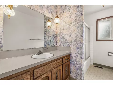 Bath - 2755 SW Angeline Ct, Gresham, OR 97080 photo 2 of 3