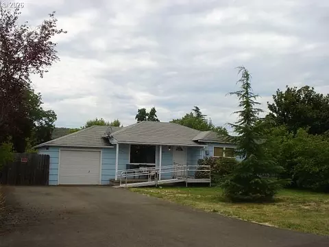 2299 Castle Ave, Roseburg, OR 97471