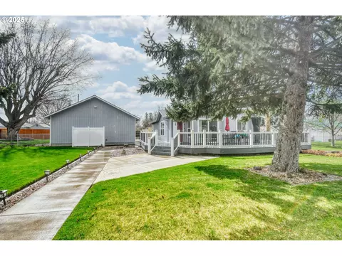 424 E Currant St, Athena, OR 97813