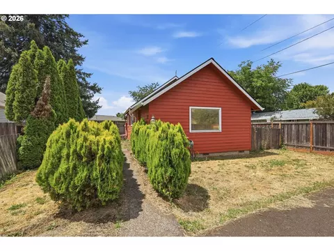355 N Grove Ct, Eugene, OR 97404 photo 2