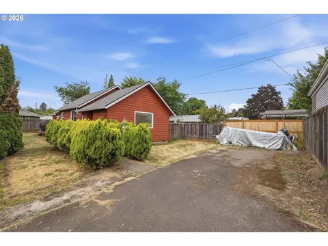 355 N Grove Ct, Eugene, OR 97404 photo 3