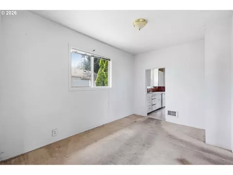 355 N Grove Ct, Eugene, OR 97404 photo 10