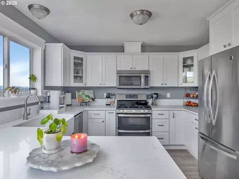 Kitchen - 19775 NE Trunk Rd, Dundee, OR 97115 photo 1 of 5