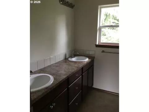 Bath - 2013 NW Bella Vista Dr, Gresham, OR 97030 photo 2 of 2