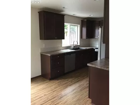 Kitchen - 2013 NW Bella Vista Dr, Gresham, OR 97030 photo 2 of 2
