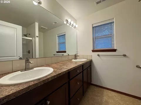 Bath - 2013 NW Bella Vista Dr, Gresham, OR 97030 photo 1 of 2