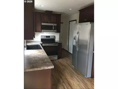 Kitchen - 2013 NW Bella Vista Dr, Gresham, OR 97030 photo 1 of 2