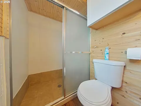 Bath - 80199 Emigrant St, Wamic, OR 97063 photo 3 of 3