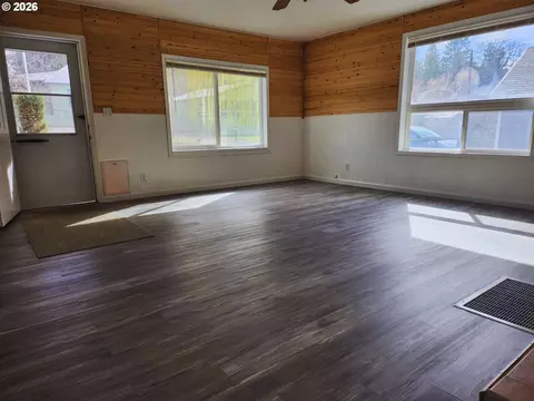 Living - 80199 Emigrant St, Wamic, OR 97063 photo 2 of 3
