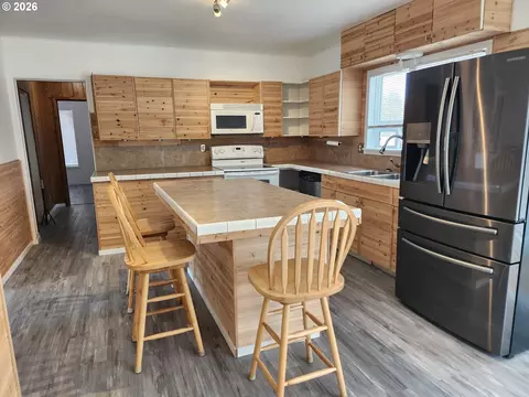 Kitchen - 80199 Emigrant St, Wamic, OR 97063 photo 1 of 2