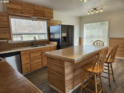 Kitchen - 80199 Emigrant St, Wamic, OR 97063 photo 2 of 2