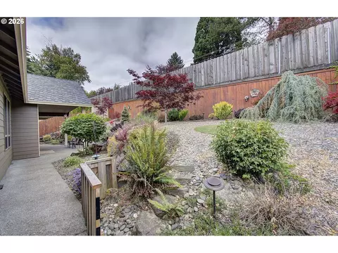 Exterior - 553 SE 23rd Ter, Gresham, OR 97080 photo 7 of 11