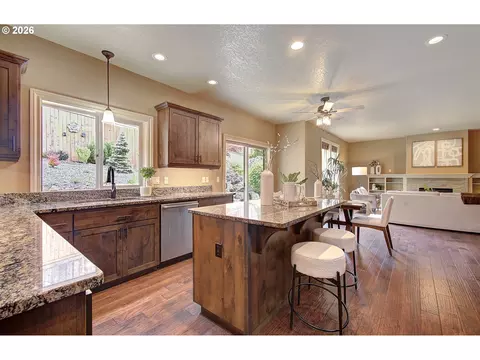 Kitchen - 553 SE 23rd Ter, Gresham, OR 97080 photo 3 of 3