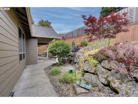 Exterior - 553 SE 23rd Ter, Gresham, OR 97080 photo 8 of 11