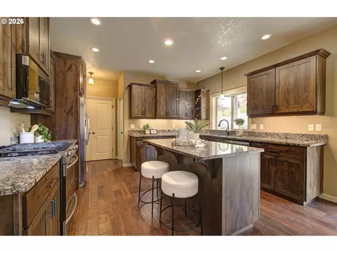 Kitchen - 553 SE 23rd Ter, Gresham, OR 97080 photo 1 of 3